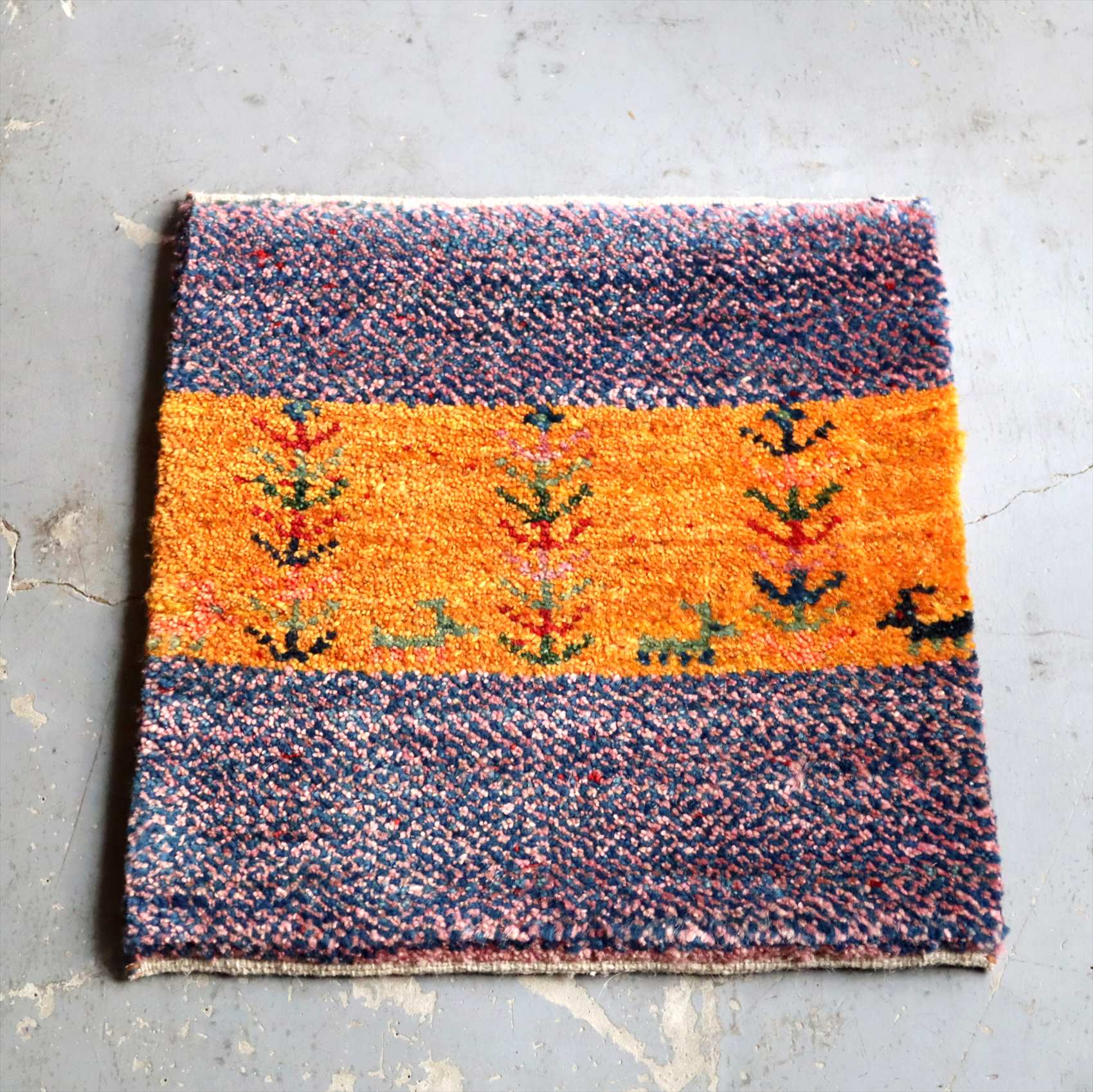 ギャベ イラン 遊牧民の手織りラグ  座布団ギャッベ43×41cm パープル イエロー 生命の樹と動物