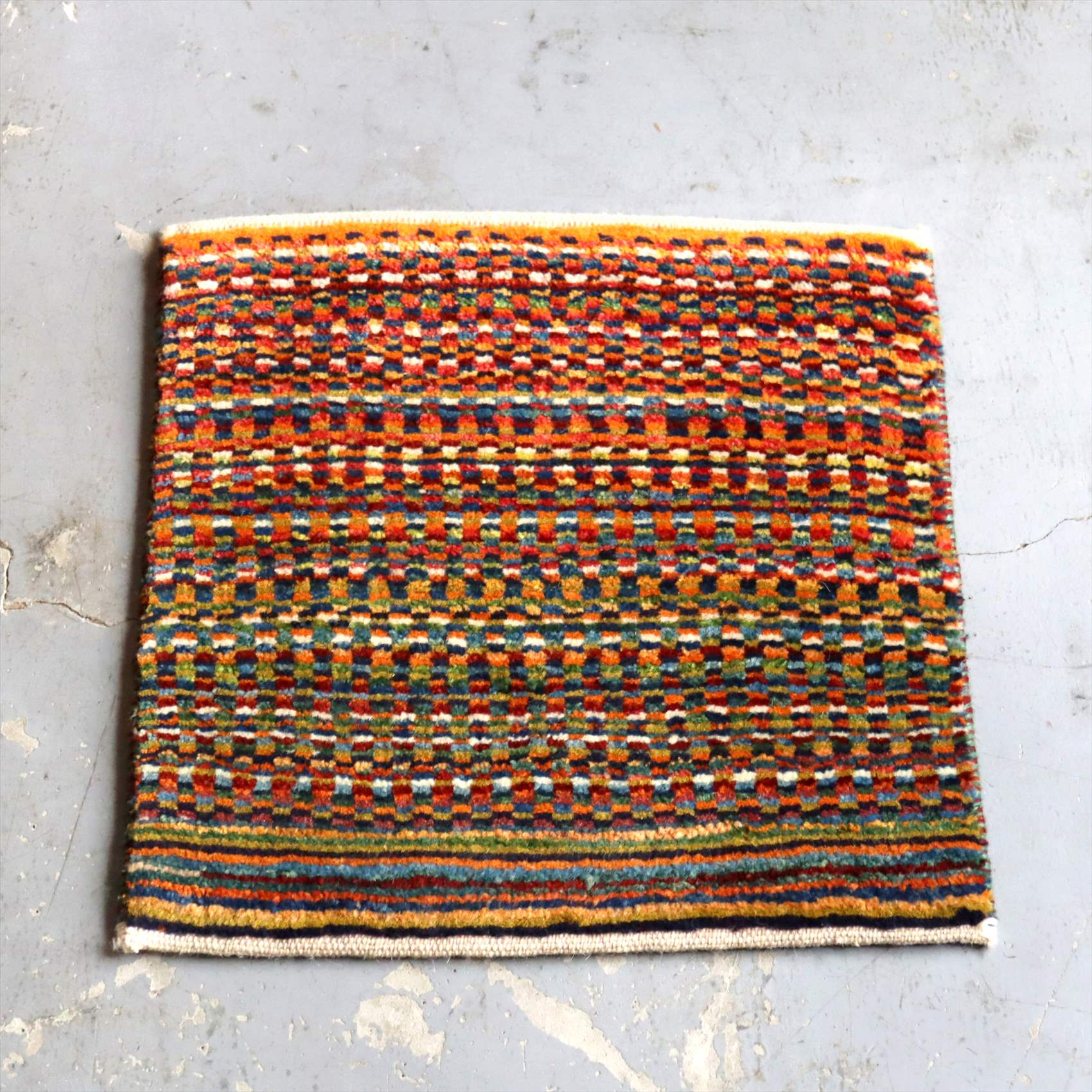 ギャベ イラン 遊牧民の手織りラグ  座布団ギャッベ40×39cm モザイクタイルデザイン　カラフル