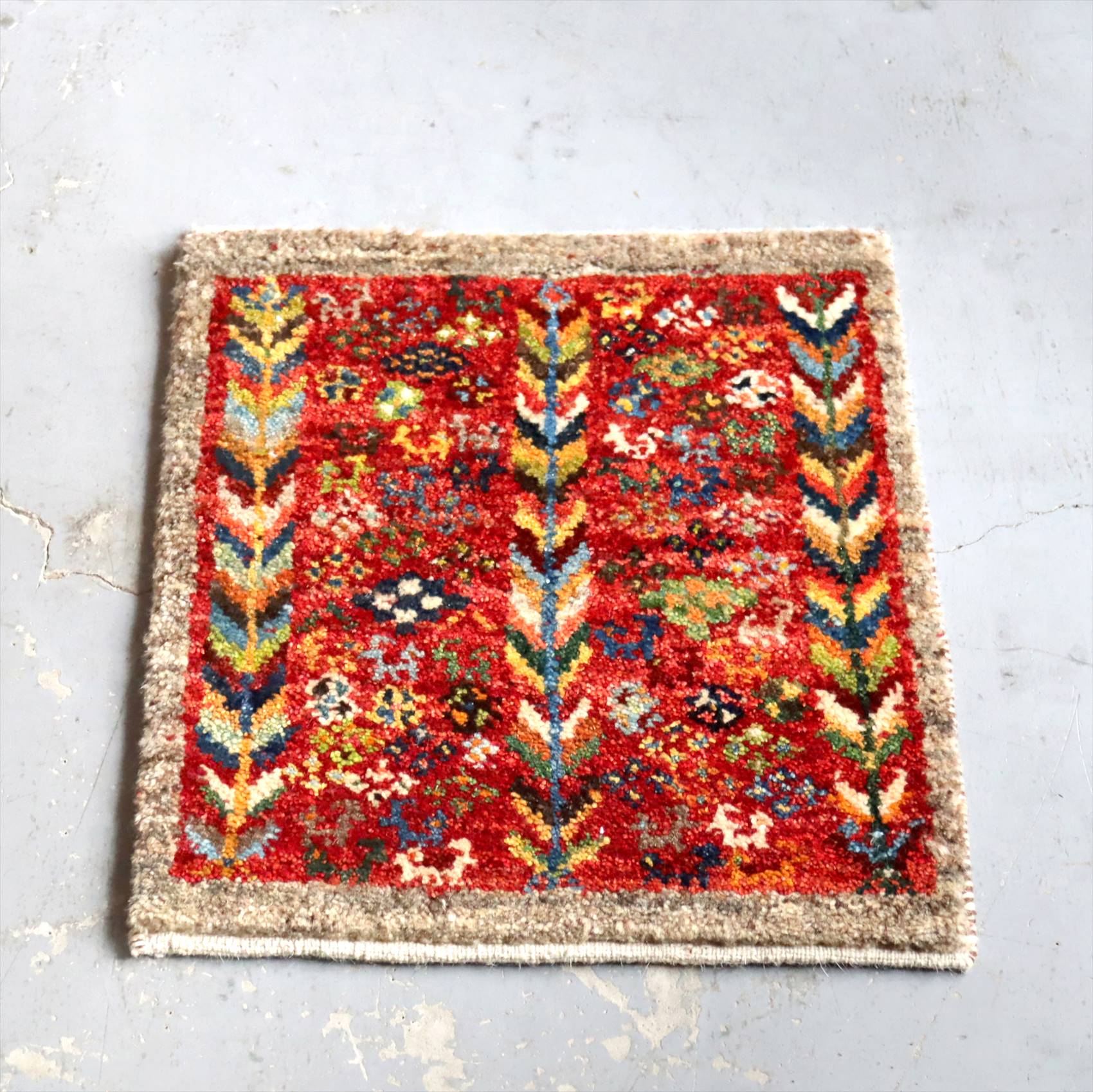 ギャベ イラン 遊牧民の手織りラグ  座布団ギャッベ47×41cm レッド カラフルな生命の樹 たくさんの動物と花