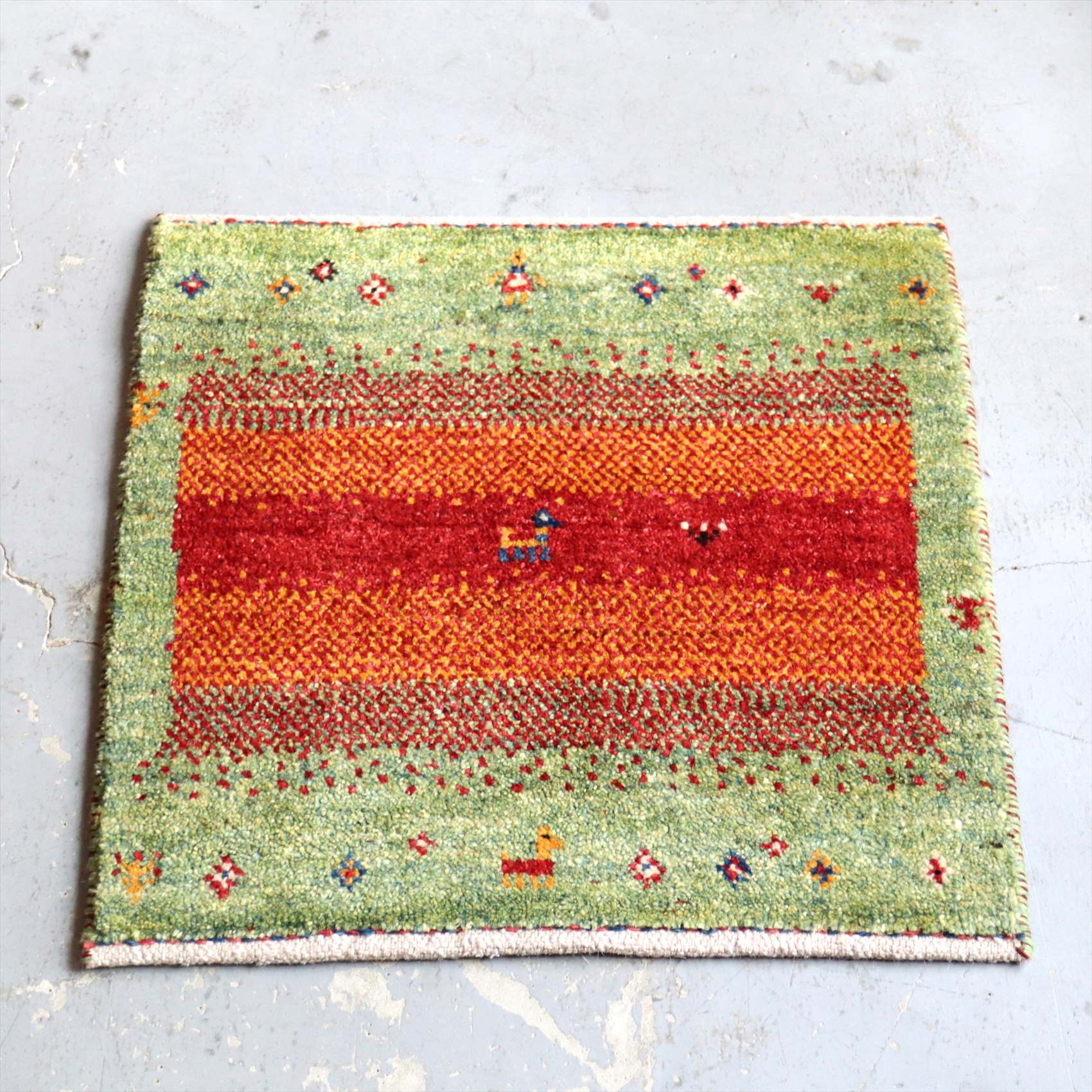 ギャベ イラン 遊牧民の手織りラグ  座布団ギャッベ50×50cm 優しいグリーン オレンジ 動物と植物