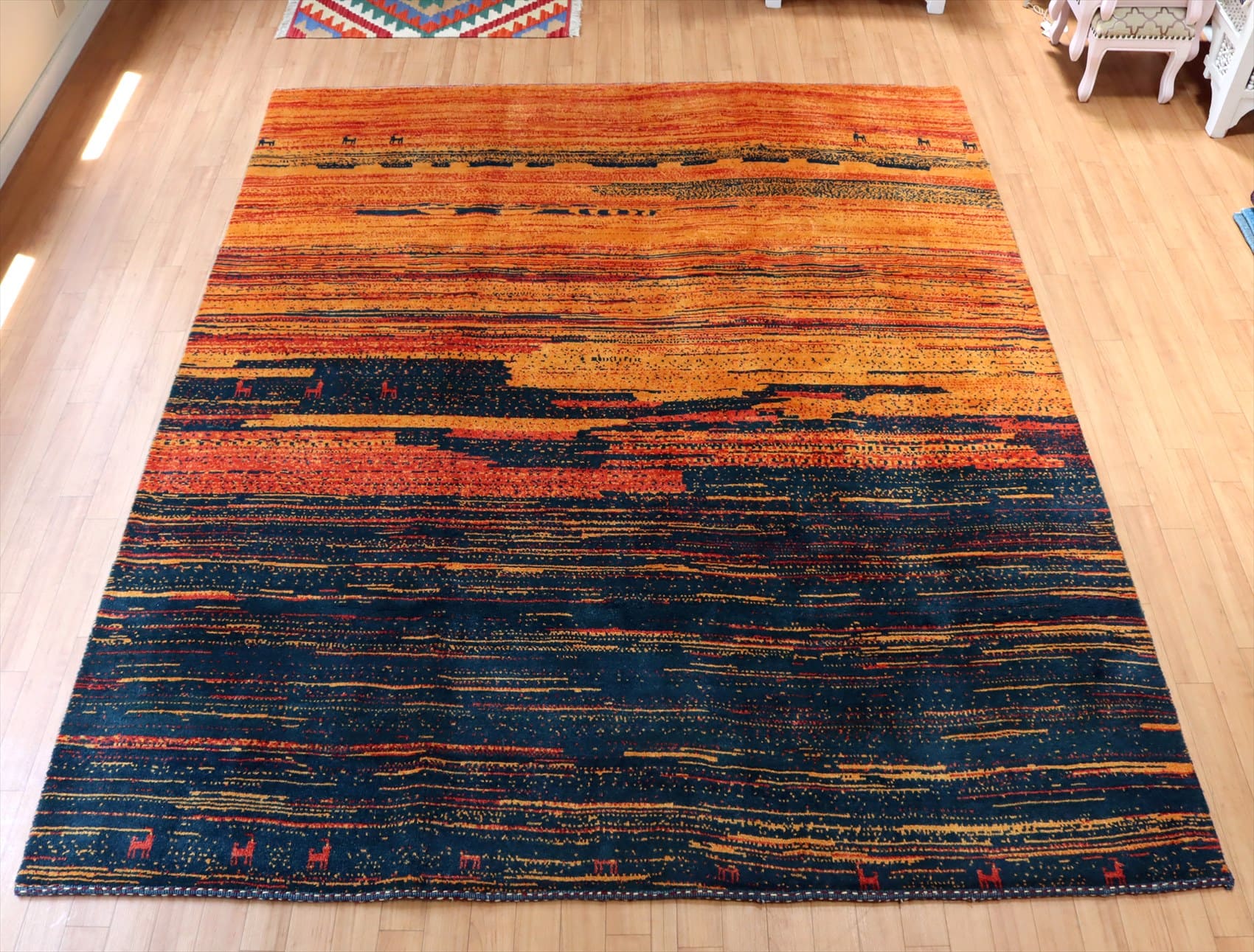 風景を織り込んだギャッベ　250×207cm バナフシェ イラン手織りラグ　リビングサイズ　オレンジ/ネイビー